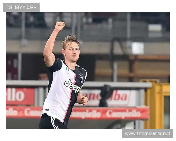 德里赫特:战术适应性增强球队防线稳定性,助力新赛季良好开局 德里赫特:战术适应性增强球队防线稳定性,助力新赛季良好开局