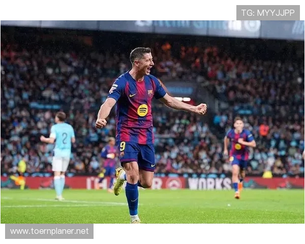 莱万多夫斯基防守贡献数据：本赛季场均抢断与拦截表现稳健