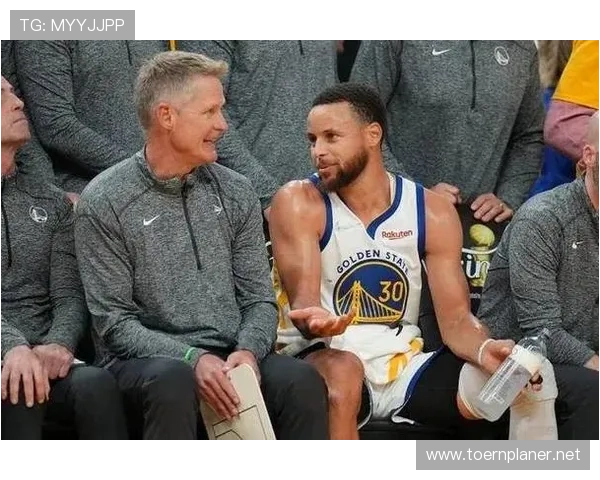 杰伦·布朗突破拉开与库里的得分差距提升球队关键时刻输出